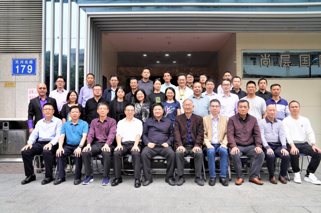 一群人站在一起合影中度可信度描述已自动生成