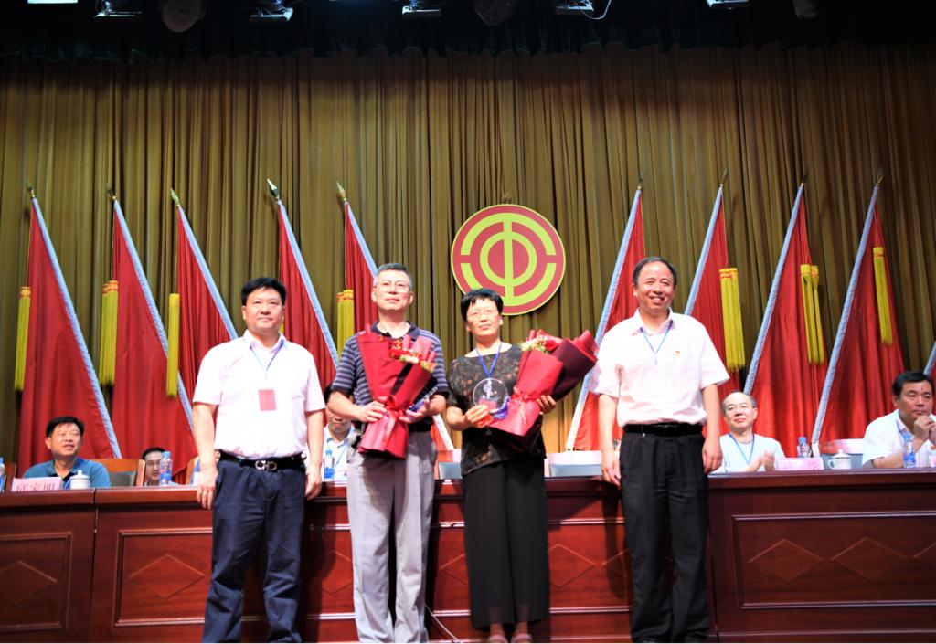 一群人站在台上描述已自动生成