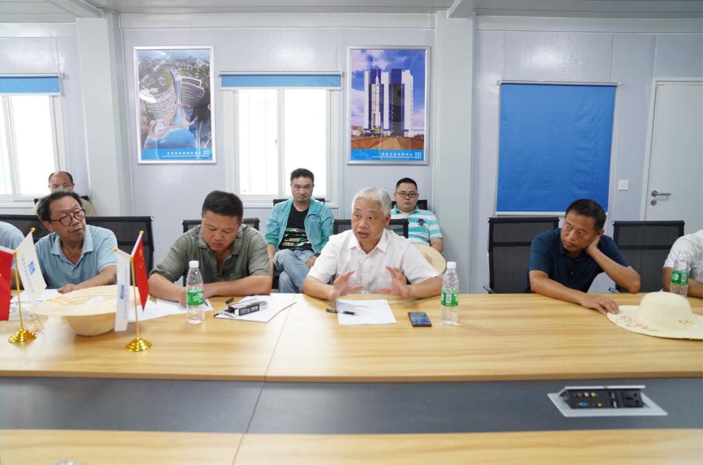 一群人在桌子前描述已自动生成