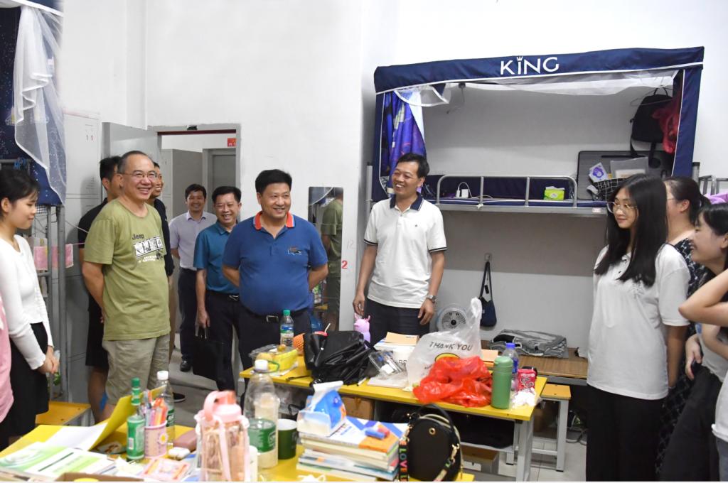 一群人站在桌子边描述已自动生成