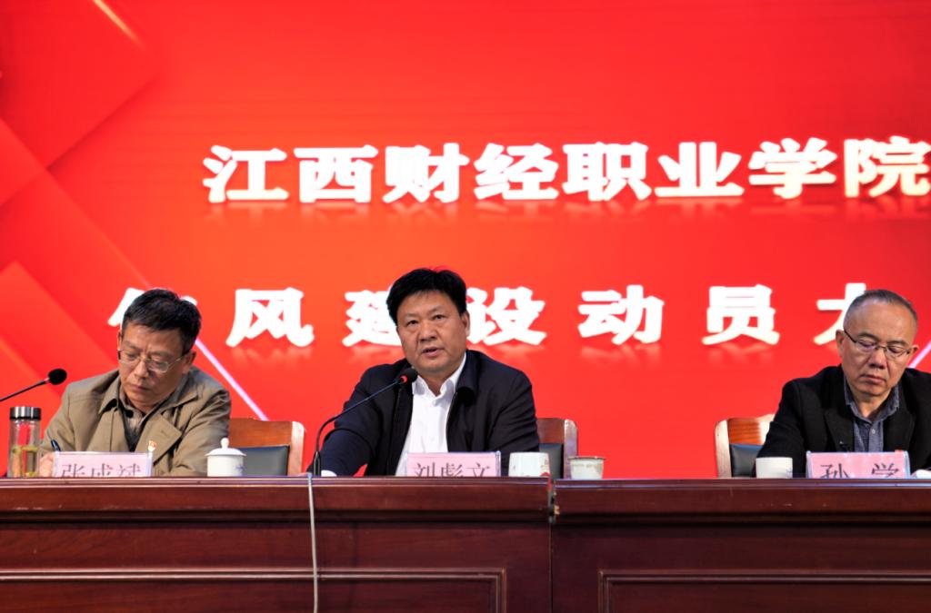 桌子上有男人的照片上写着字中度可信度描述已自动生成