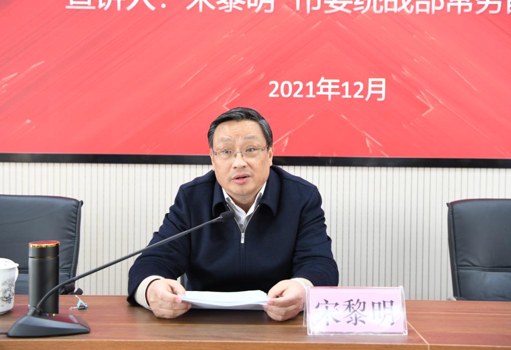 人坐在桌子前中度可信度描述已自动生成