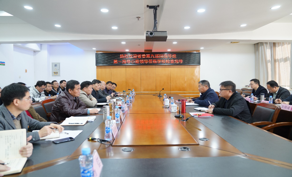 会议室里的人们描述已自动生成