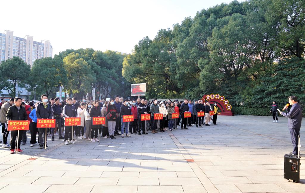 一群人在街道上描述已自动生成