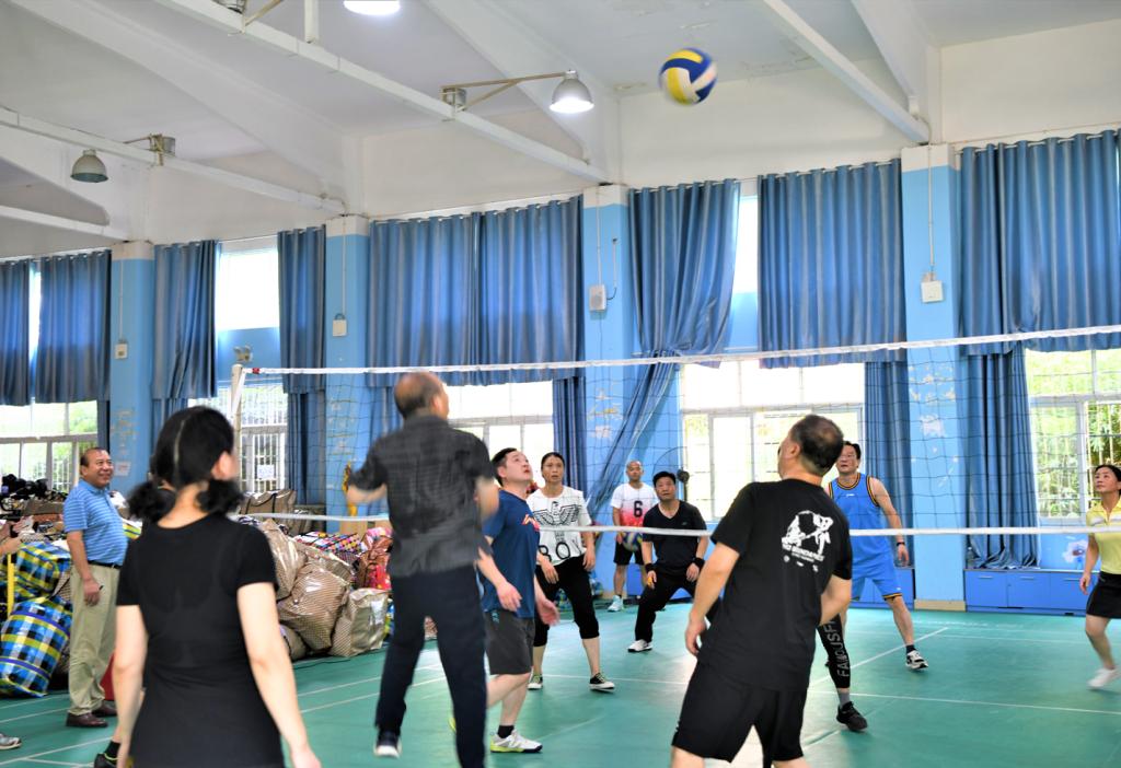 一群人站在室内描述已自动生成