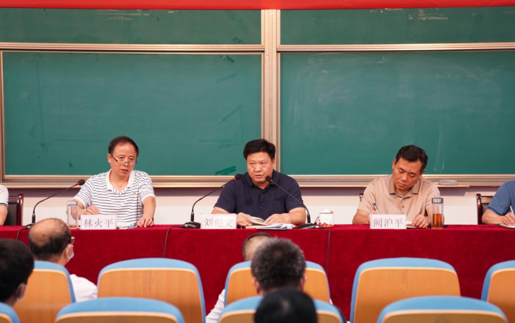 会议室里的人们描述已自动生成