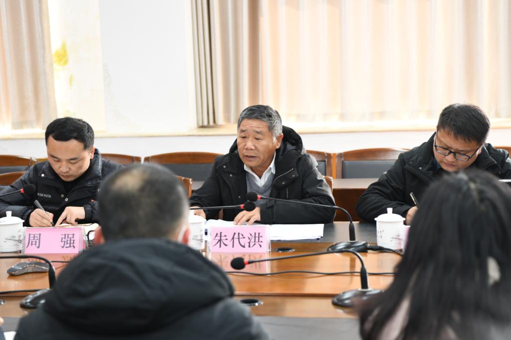 一群人坐在桌子前描述已自动生成