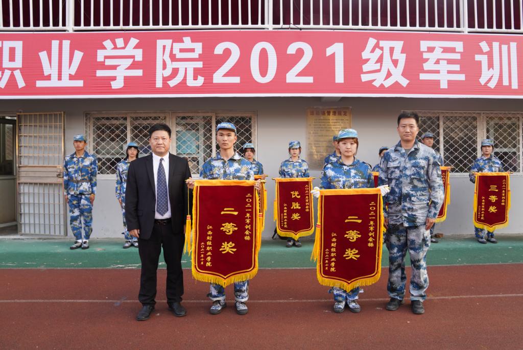 一群人站在台上低可信度描述已自动生成