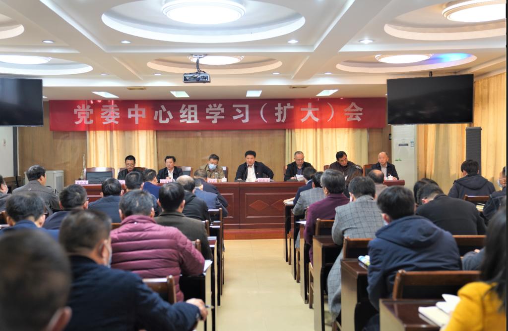 会议室里的人们描述已自动生成