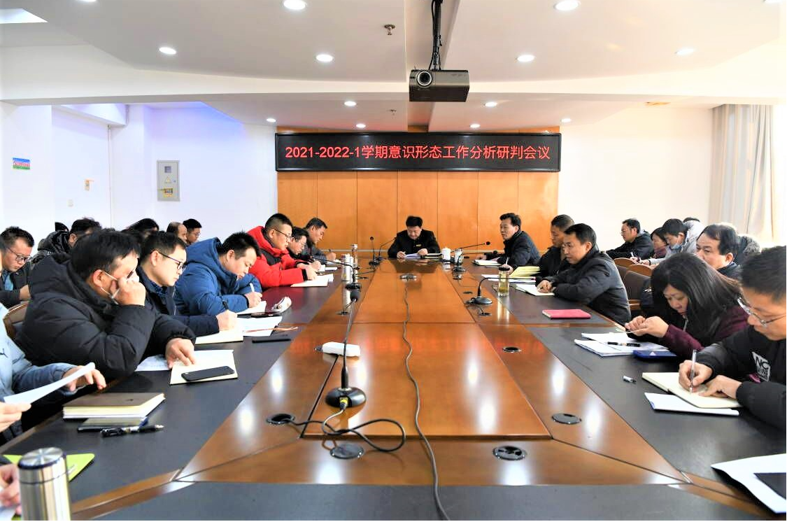 会议室里的人们描述已自动生成