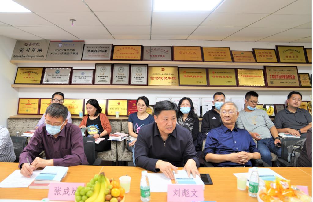 一群人坐在桌子前描述已自动生成