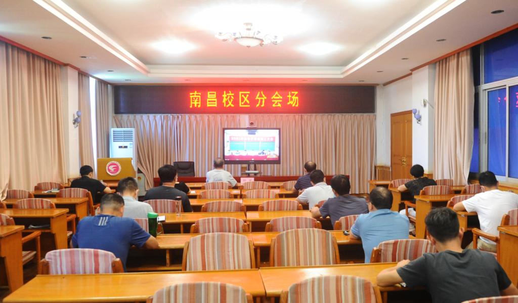 房间里的餐厅描述已自动生成