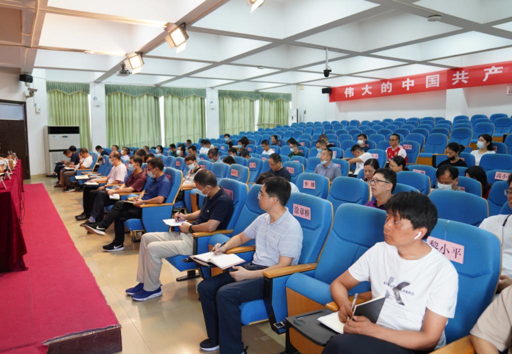 人们在看台上的人在房间里中度可信度描述已自动生成