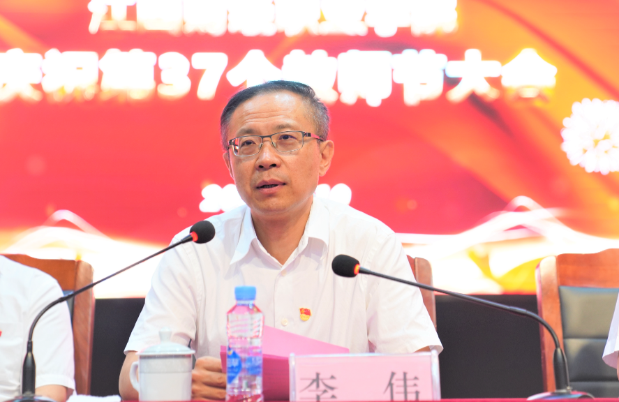 图片包含 桌子, 人, 室内, 男人描述已自动生成