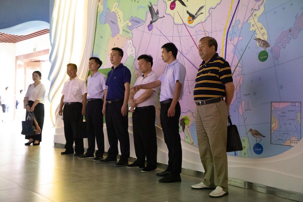 一群人站在地板上描述已自动生成