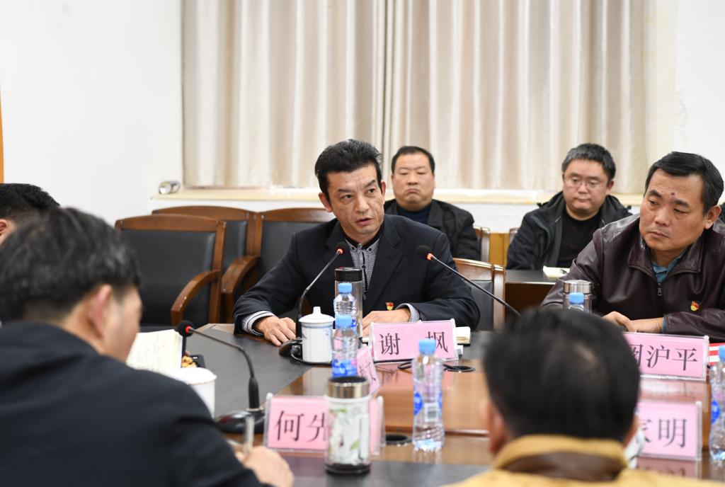 一群人坐在桌子前描述已自动生成