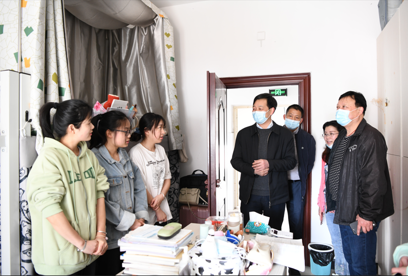 一群人站在桌子前切蛋糕描述已自动生成