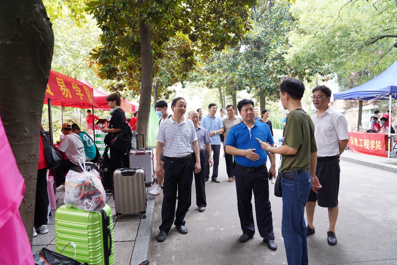 一群人站在街道上描述已自动生成