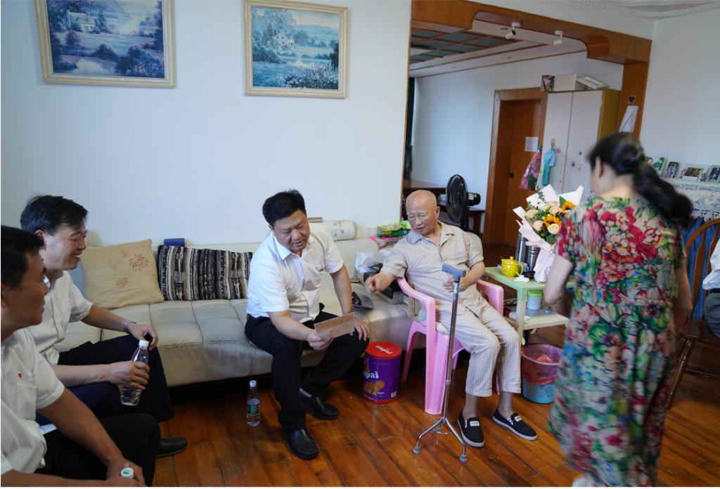 一群人在房间里描述已自动生成