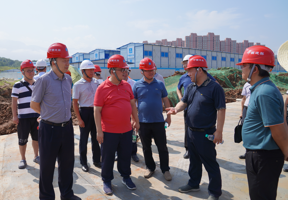 戴帽子的男人在街道边站着一群人描述已自动生成