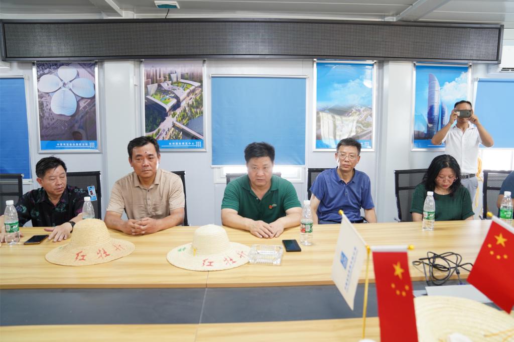 一群人在桌子前描述已自动生成