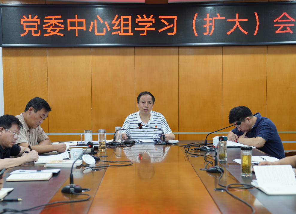 一群人在餐厅用餐描述已自动生成