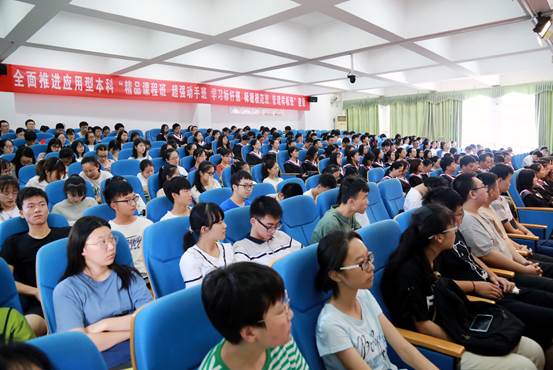 说明: K:\2019\新闻\本科部毕业典礼选图\IMG_8891.JPG