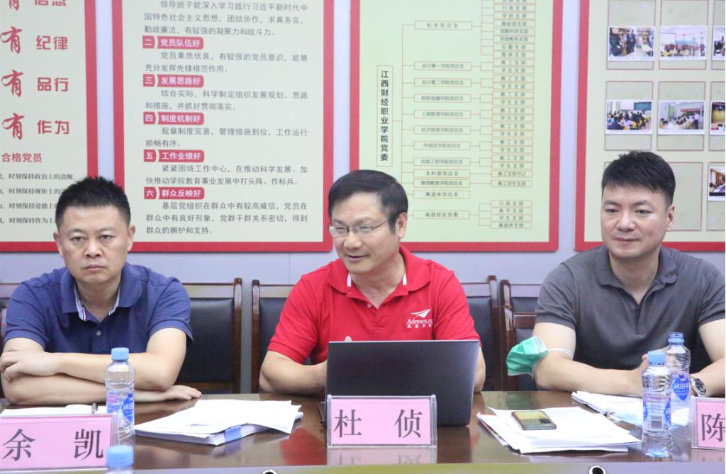 人们坐在桌子前描述已自动生成