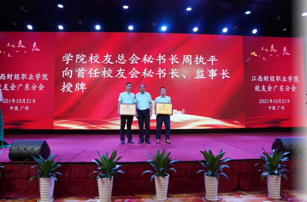 人们在看台上的人演出低可信度描述已自动生成