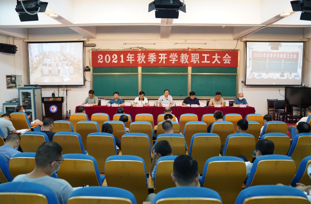 图片包含 室内, 椅子, 火车, 充满描述已自动生成