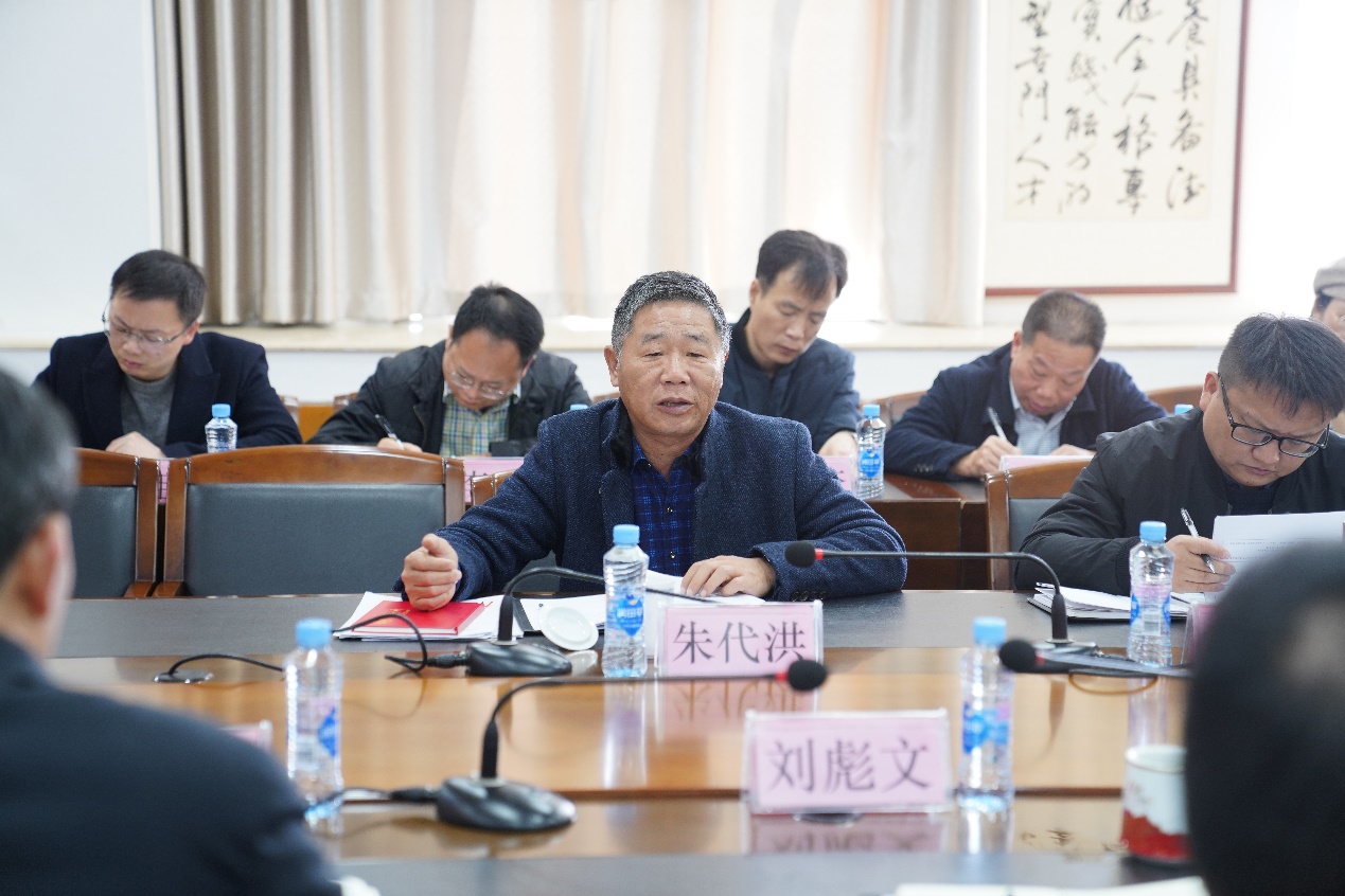 一群人坐在桌子前描述已自动生成