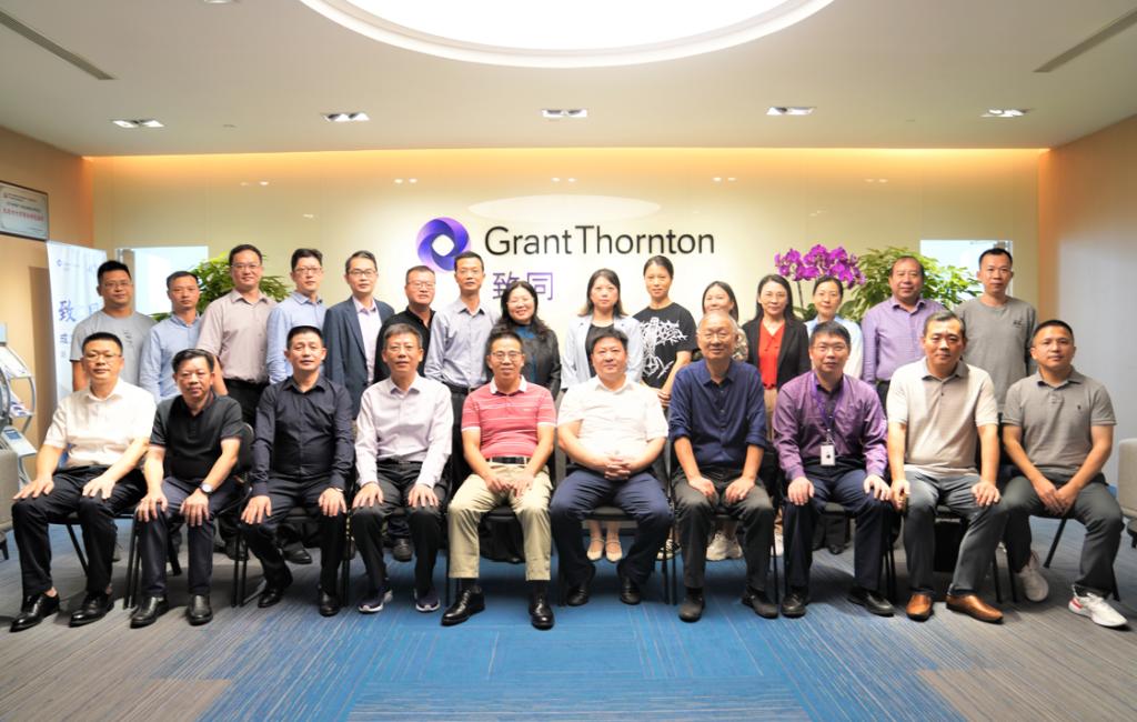 一群人的合照低可信度描述已自动生成