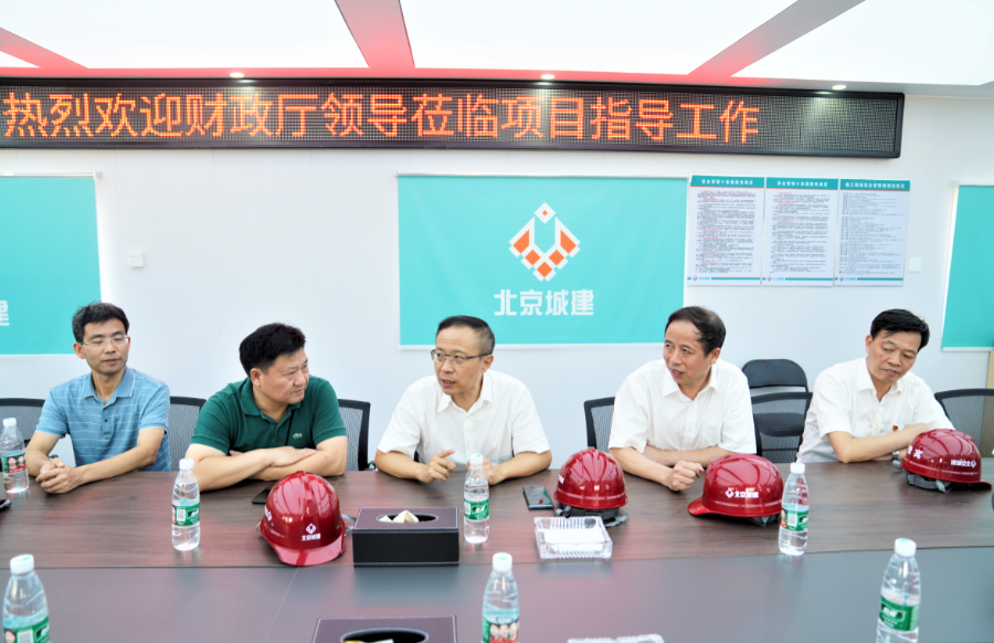 一群人在桌子边描述已自动生成