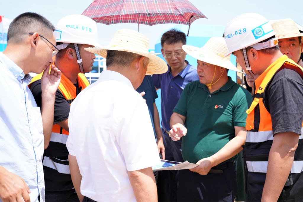 戴帽子的男人站在人群中打电话描述已自动生成